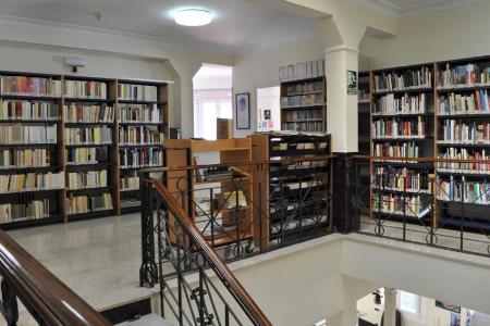 Imagen: Biblioteca en la sede del IEA. D. VIÑUALES