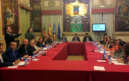 Imagen: Momentos previos al inicio de la reunión, en la sede de la Diputación de Castellón