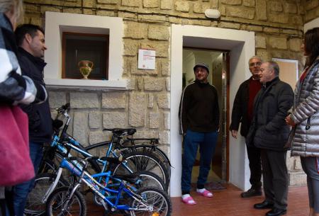 Imagen: Miguel Gracia y Valentín Calle conversan con la nueva familia a las puertas de su casa. J. BLASCO