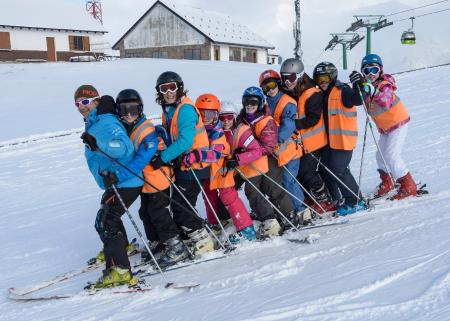 Imagen: Escolares durante las clases de esquí en anteriores ediciones. S. PADURA