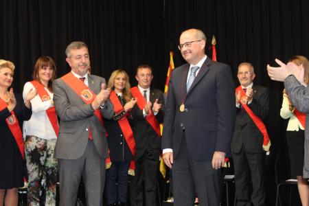 Imagen: La empresa Ercros recibe de manos del alcalde de Sabiñánigo la Medalla de Oro