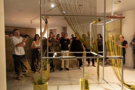 Imagen: Enrique Radigales, junto a su obra 'El silo, la maleza y l’ordinateur'.