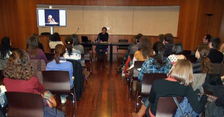Imagen: Gustavo Puerta ofrece una conferencia sobre la ilustración en libros...