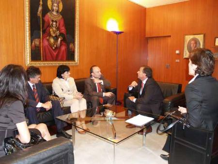 Imagen: El Presidente de la Diputación se reúne con el Director General de la CARTV