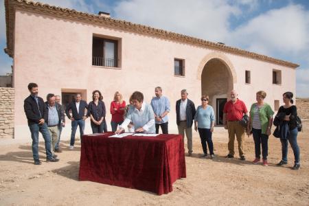 Imagen: Momento de la firma de recepción de las obras (Fotografía: Javier Blasco)