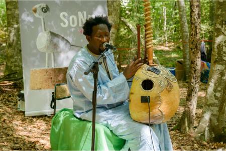 Ali Boulo durante su actuación en el bosque del Betato