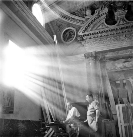 Iglesia convertida en carpintería. Binéfar (Huesca), 1937. MDC.DDMH. Fotografía Kati Horna