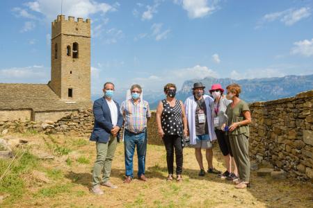 La Vicepresidenta DPH, diputados provinciales y alcalde de La Fueva en Muro de Roda, en su visita al festival.S.P.