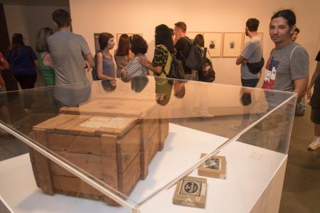 Imagen: Un grupo de visitantes en la exposición Las Cajas de Ámsterdan en la DPH- FOTO JAVIER BLASCO DPH