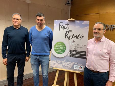 Imagen: Carmelo Bosque, Fernando Sánchez y Pedro Salas en torno al cartel del Congreso Hecho en los Pirineos 2 FOTO DPH