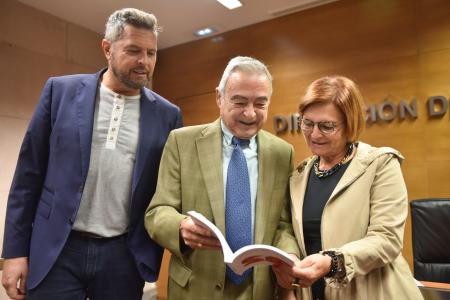 Imagen: Alberto Sabio, Ángel Garcés y Maribel de Pablo ojean este nuevo libro FOTO VERÓNICA LACASA