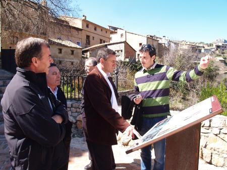 Imagen: Antonio Cosculluela y Josep Puxeu visitan los caminos naturales del...