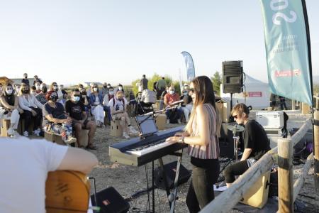 Imagen: Elem hechiza Pomar de Cinca con su pop luminoso en el Festival SoNna...