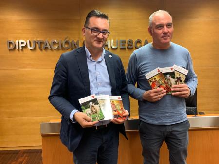 Imagen: El diputado Roque Vicente y el responsable de publicaciones de PRAMES Rafael Yustes con los nuevos títulos FOTO DPH