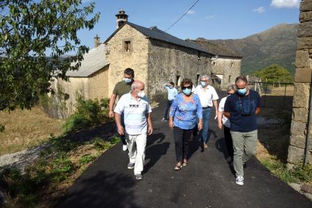 Imagen: Un momento durante la visita a la carretera acceso Asín de Broto FOTO Javier Blasco