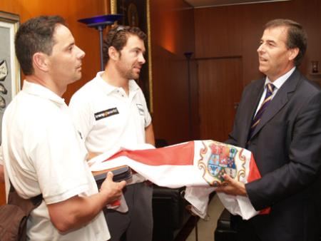 Imagen: El presidente de la DPH hace entrega de una bandera de la provincia a la...