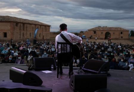 Imagen: Juan Perro y su público en la Cartuja de las Fuentes.