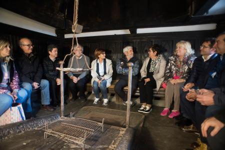 Imagen: Autoridades en una de las estancias más características que se conservan de la antigua Casa Lardiés donde se ubica el refugio de Nocito FOTO JAVIER BLASCO DPH