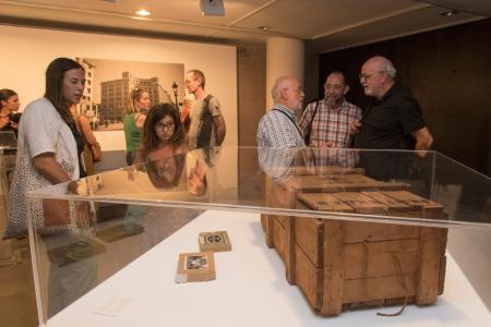 Imagen: Visitas a la exposición 'Las Cajas de Ámsterdan' en la sala de la DPH- FOTO JAVIER BLASCO- DPH