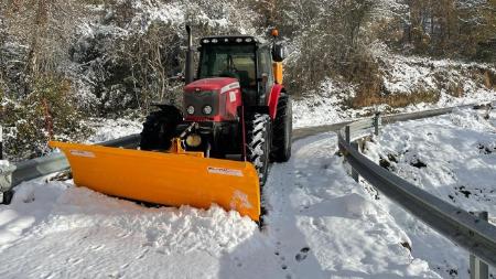 Imagen: Imagen de archivo. Retirada de nieve en el acceso a Fragen (TM Torla Ordesa)