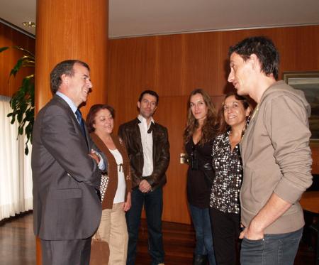 Imagen: El Presidente de la DPH recibe al director oscense del cortometraje 'Nubes'