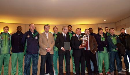 El Presidente de la Diputación recibe la equipo de baloncesto Lobe...