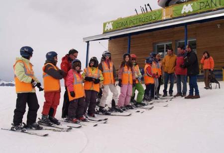 La campaña de esquí de la DPH acerca deporte y naturaleza a 850 escolares