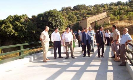 Antonio Cosculluela inaugura el puente que une las dos márgenes del Río...