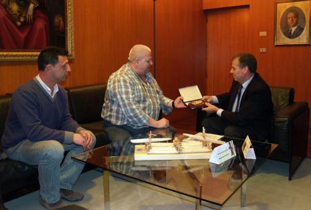 Imagen: Antonio Cosculluela se compromete a continuar con el respaldo de la...
