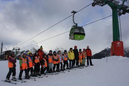 Imagen: Los escolares altoaragoneses disfrutan de la nieve gracias a la Campaña...