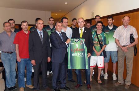 Imagen: El Presidente de la Diputación de Huesca felicita al Lobe Huesca por su...