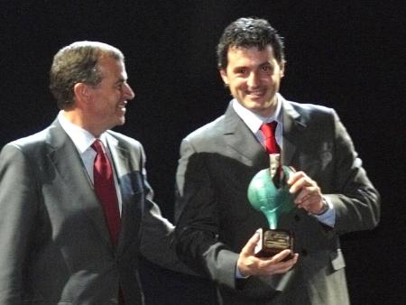 Imagen: Antonio Cosculluela entrega el Premio Vendor al municipio de Alquézar