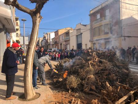 Imagen El encendido de la hoguera marca el inicio de las Fiestas de San Antón...