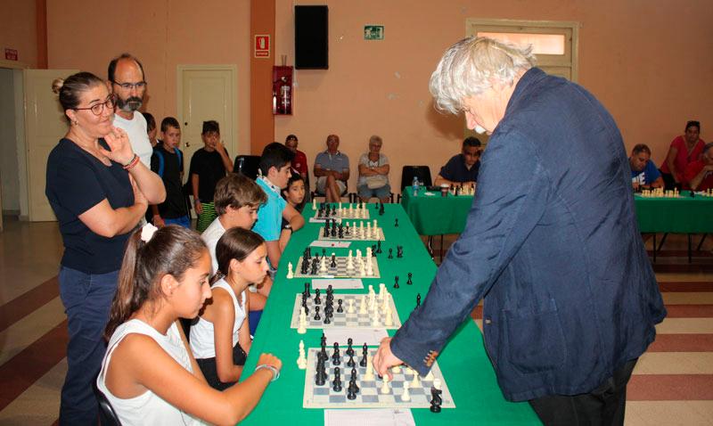 Imagen: El Gran Maestro Internacional, Vlastimil Hort, durante la exhibición de partidas simultáneas.