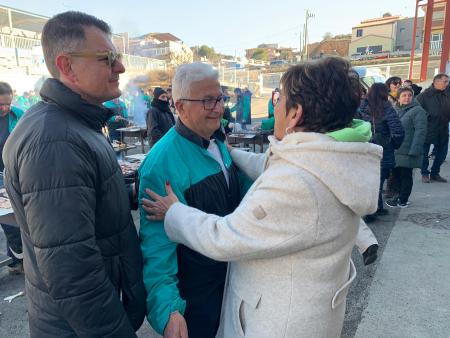 Imagen: Elisa Sancho felicita al presidente de Peña Lo Magré, Pedro Gracia, por el éxito de la Fiesta del Tocino