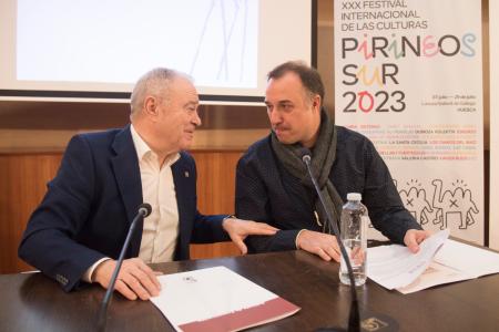 Imagen: Miguel Gracia y Germán Quimasó en la presentación de Pirineos Sur FOTO JAVI BLASCO