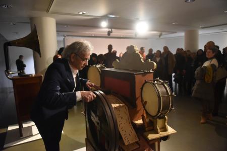 Imagen: El coleccionista José Luis Mur ante un grupo de personas que visitan la exposición 'Ingenios musicales' en la sala de la DPH FOTO VERÓNICA LACASA