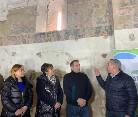 Imagen: Elisa Sancho, el alcalde de Fonz y presidente y vicepresidenta de la Comarca del Cinca Medio frente a las pinturas murales