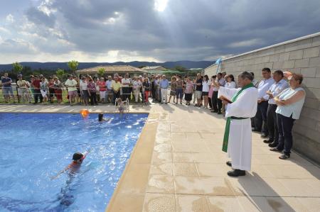 Imagen: Los vecinos de Bárcabo ya disfrutan de su piscina, construida por la DPH...