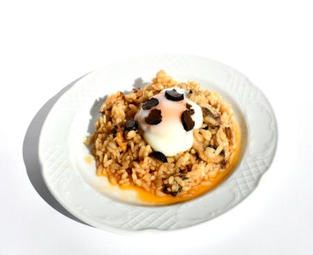 Huevo trufado sobre risotto de champiñones