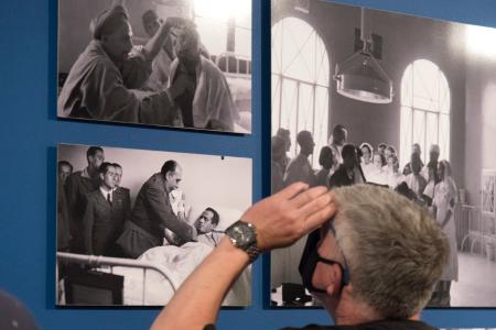 Imagen: Un espectador mirando al detalle algunas de las fotografías Ángel Cortés Skogler, una de las nuevas propuestas en esta edición- Foto Javier Blasco