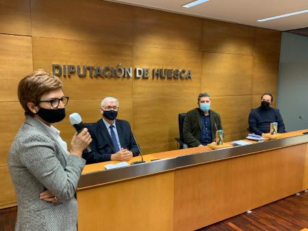 Imagen: La diputada maribel de Pablo durante la presentación del libro El cura y la maestra