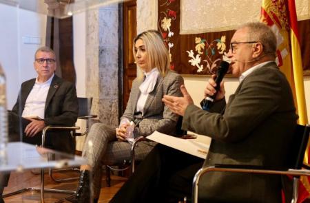 Imagen: Miguel Gracia modera una mesa redonda en Candelario, Salamanca