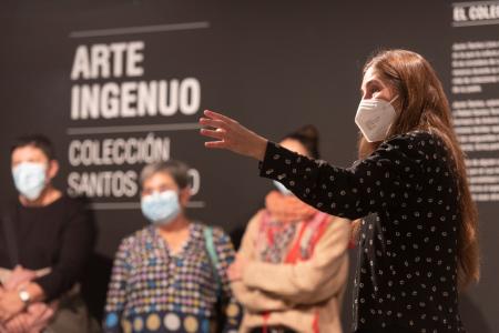 Imagen: Silvia Arilla en una visita guiada a la exposición Arte Ingenuo- Fotografía de Javier Blasco