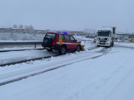 Actuación del SPEIS para movilizar vehículos pesados atrapados por la nieve