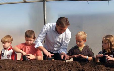 Imagen: Los escolares se inician en la siembra de patatas y en aspectos de...