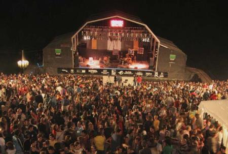 Imagen: 4.500 personas abarrotaron el Auditorio de Lanuza y vibraron con las...