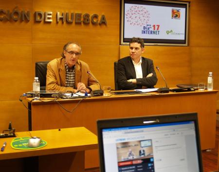 Imagen: Ramón Salaverría: &quot;Internet abre ventanas y es especialmente útil...