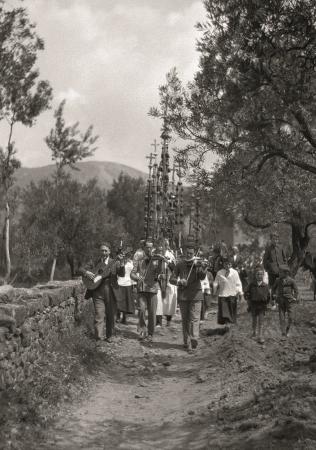 Romería en la ermita de la Virgen del Viñedo. Elías Viñuales. Castilsabás, ca. 1930. Fototeca DPH