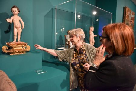 Imagen: Vista de una parte de la sala de DPH con la exposición SIGNOS. Patrimonio de la Fiesta y la música en Huesca. Siglos XII al XVIII. FOTO VERÓNICA LACASA